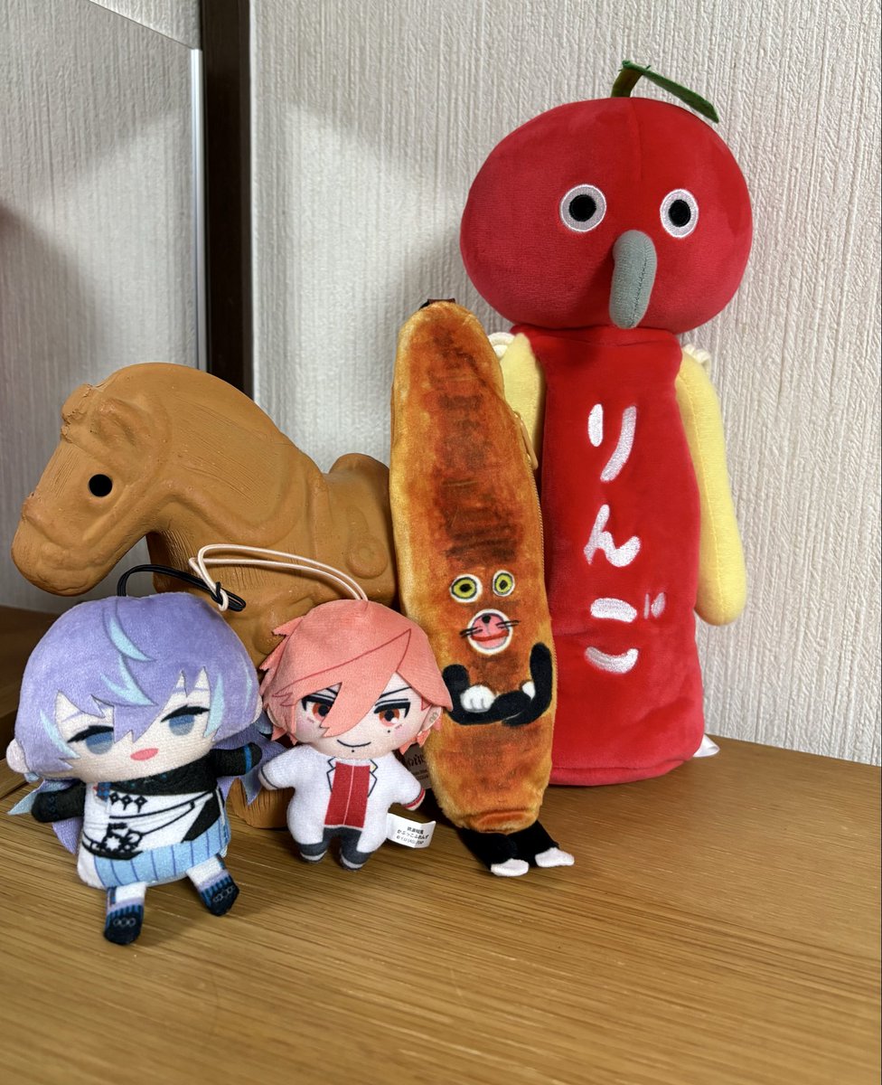 子どもの推し(左２つ)と自分のお気に入りを並べたらカオス空間に。
パンどろぼうのブロッコリーくじはりんごのペットボトルカバーでした。

手触りふわふわ。

#パンどろぼう