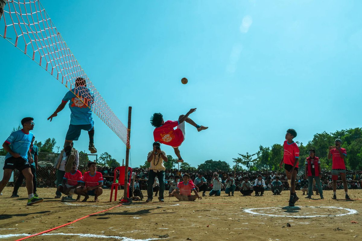 ro_ojiullah's tweet photo. One shot from today’s chinloon tournament organized by @UNHCR_BGD in the world’s largest refugees camp. 

#chinloon
#traditionalgames
#rohingyarefugees
#16DaysOfActivism
#sportsforprotection https://t.co/ijFsmz3JB2