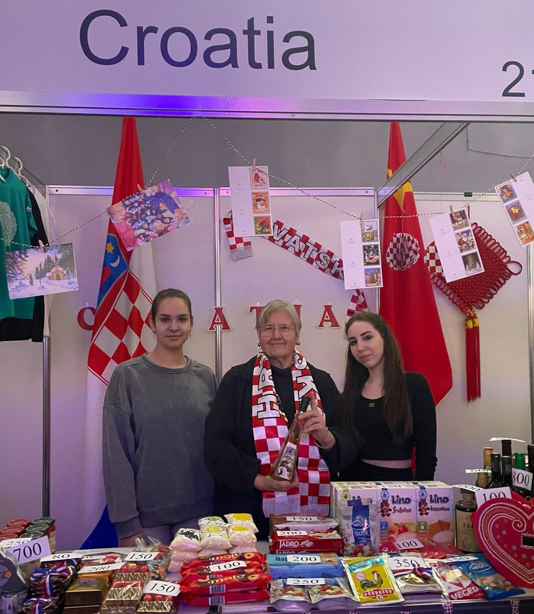 Veleposlanstvo RH sudjelovalo je na međunarodnom Božićnom dobrotvornom sajmu u Kijevu. Različiti hrvatski proizvodi prodavani su po promotivnim cijenama, a dobivena sredstva uručena su u humanitarne svrhe.