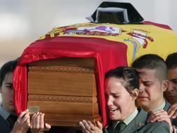 "Sois unos asesinos hijos de pvta"
GC D. Fernando Trapero Blázquez, 23 años y GC D. Raúl Centeno Bayón, 24 años, asesinados a balazos y rematados dentro de su coche en Francia por los cobardes de ETA

"Uno de los etarras gritó: '¡Son 'txakurras!'"
mapadelolvido.blogspot.com/2012/06/raul-c…