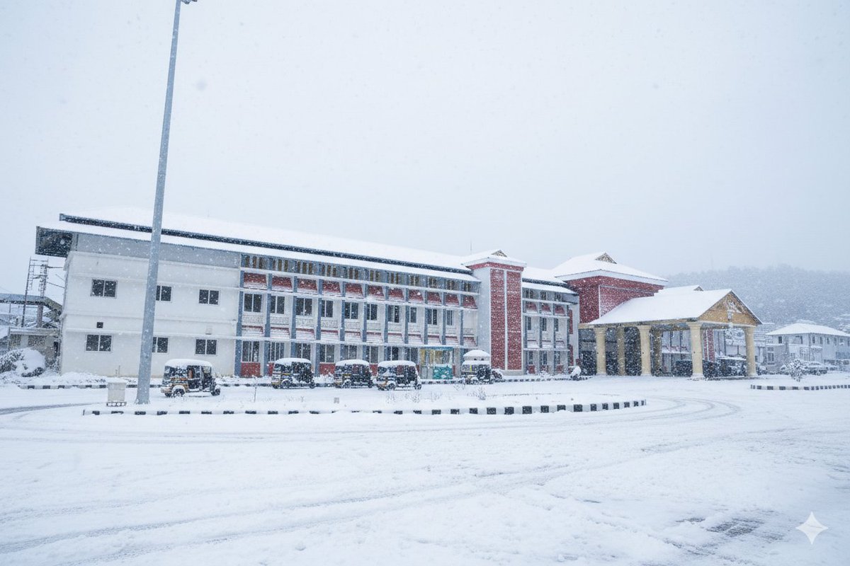 DRMPalghat's tweet photo. What if December brought snow to our stations? ❄️✨

#IndianRailways #SouthernRailway #December #Snowfall #Mangaluru #Shoranur #Pollachi #Angadippuram #December2025 #December1st https://t.co/1h6xeXQ6Dv