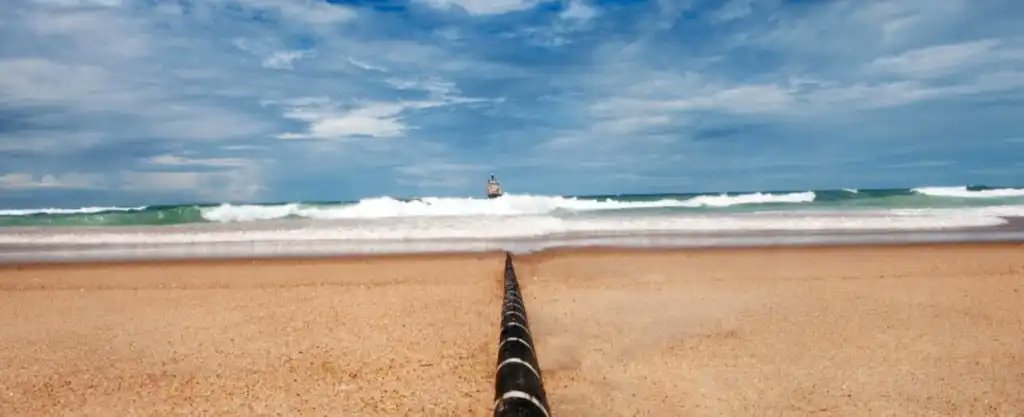 ComputerworldES's tweet image. Dependemos de una red oculta bajo el mar, entre el 95 y el 99% del tráfico global de datos viaja a través de cables submarinos. Incidentes recientes y tensiones geopolíticas nos muestran su fragilidad. Protegerlos es ya un asunto crítico para todos. bit.ly/49NXyY7