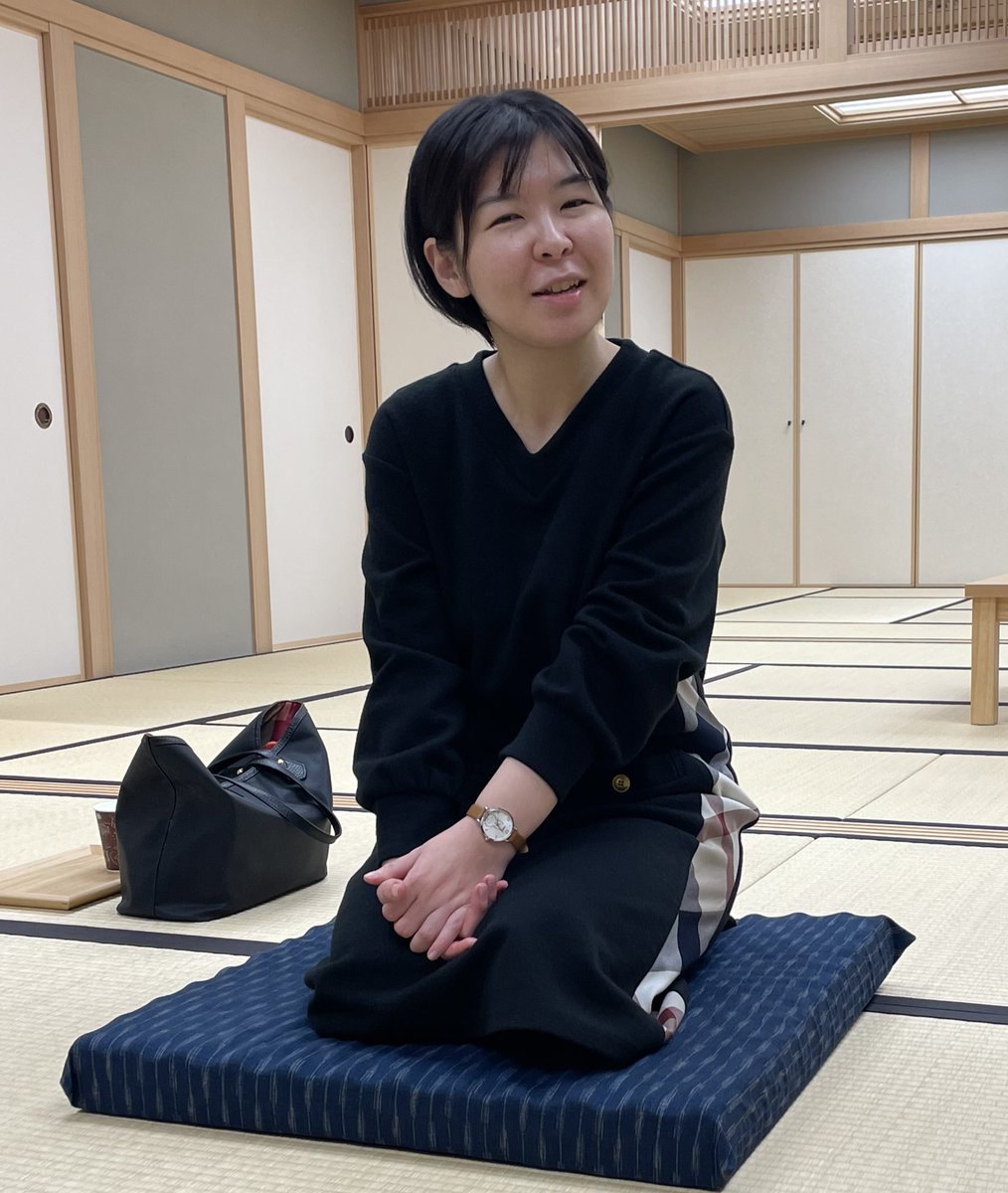 mainichi_shogi's tweet photo. 王位戦予選準決勝で、伊藤沙恵女流四段が金井恒太六段に勝ちました。決勝で斉藤優希四段に勝つと「王位戦リーグ入り」の条件をクリアして棋士編入試験受験資格を獲得します。
伊藤女流四段は棋士編入試験について聞かれると、「勝ったら規定の成績、という経験がないので考えたことはないです」。 https://t.co/IxJw2A29pi