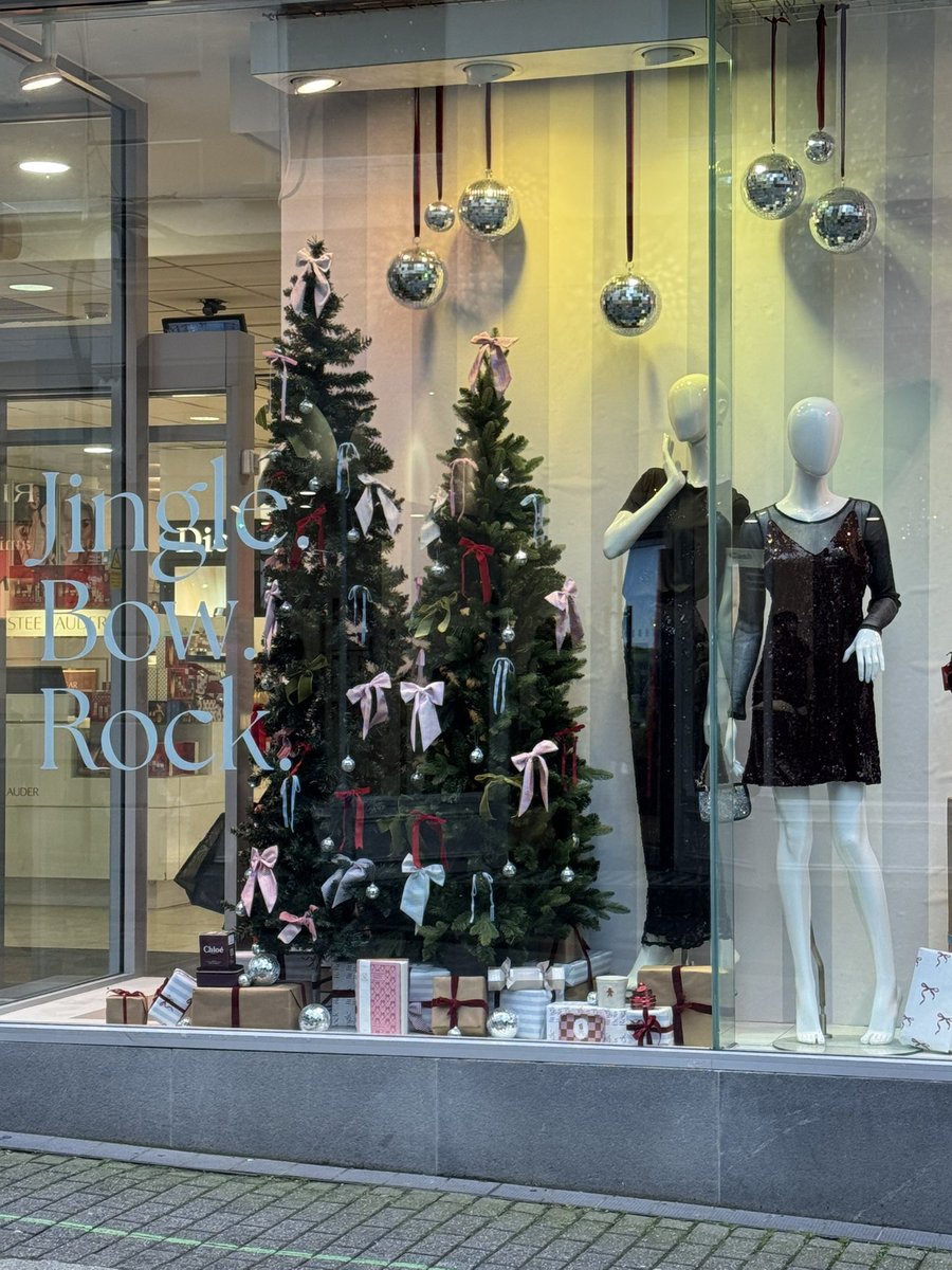 Ronst21's tweet image. #AlphabetChallenge #WeekWforWindows Festive windows in town this morning 🎄🎅🏻