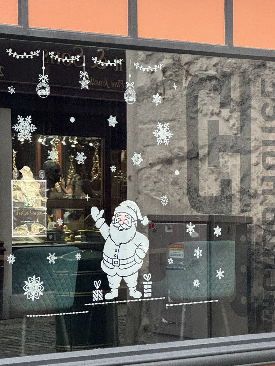 Ronst21's tweet image. #AlphabetChallenge #WeekWforWindows Festive windows in town this morning 🎄🎅🏻