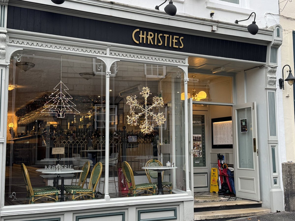 Ronst21's tweet image. #AlphabetChallenge #WeekWforWindows Festive windows in town this morning 🎄🎅🏻