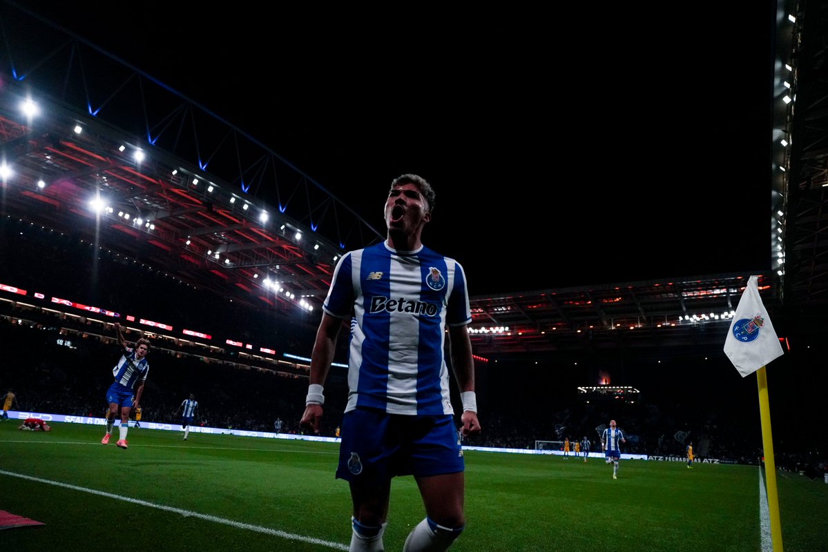 portistas2023's tweet photo. 🔵⚪ #FCPBSC Amanhã, os nossos Dragões regressam ao #CTFDJorgeCosta para começar a preparar o jogo de Quinta-feira a contar para a #allianzcup frente ao Vitória SC.

#SeguimosJuntos #FCPorto #E2ERNO #Farioli https://t.co/GrRXLKdC4Y