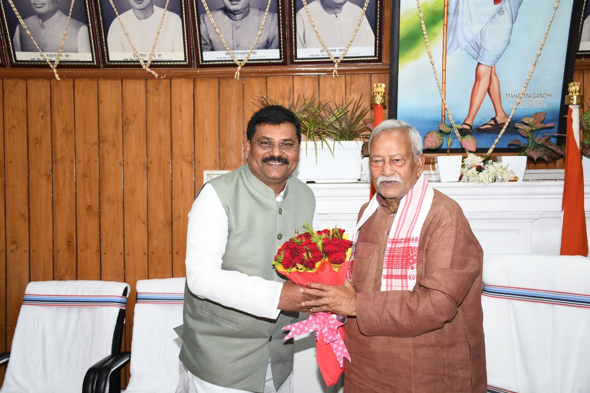 JDUUmeshSingh's tweet image. आज विधानसभा सत्र के प्रथम दिन सदन में बिहार विधानसभा के प्रोटेम स्पीकर श्री नरेंद्र नारायण यादव जी से ससम्मान भेंटकर उनका हार्दिक अभिनंदन एवं शुभकामनाएँ प्रेषित कीं।