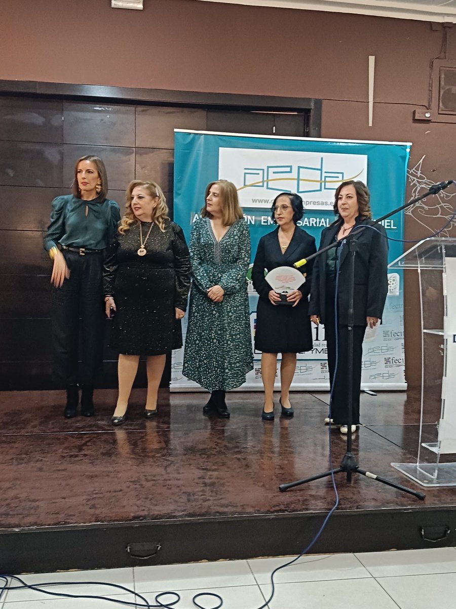 PuertasDayfor's tweet photo. 🏆 Gracias a #AEDA, al alcalde Leopoldo Sierra, autoridades y asistentes por el Premio Mujer Empresarial 2025. Un reconocimiento al esfuerzo y compromiso de todo el equipo de @PuertasDayfor. Lo recibimos con orgullo y gratitud.
Chelo, Gema, Ana e Inma Martín-Serrano. https://t.co/kSOBwqY6mX