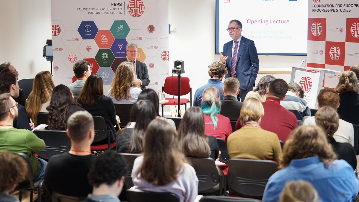FEPS_Europe's tweet image. 💬The 1st full day of FEPS&apos; Annual Autumn Academy begins with an opening lecture delivered by Prof. Dr. Sven Biscop, Ghent University, discussing “A resilient Europe in the era of multipolarity” with @LaszloAndorEU, FEPS Secretary General. 

#FEPSAAA

🔗bit.ly/FEPSAAA2025