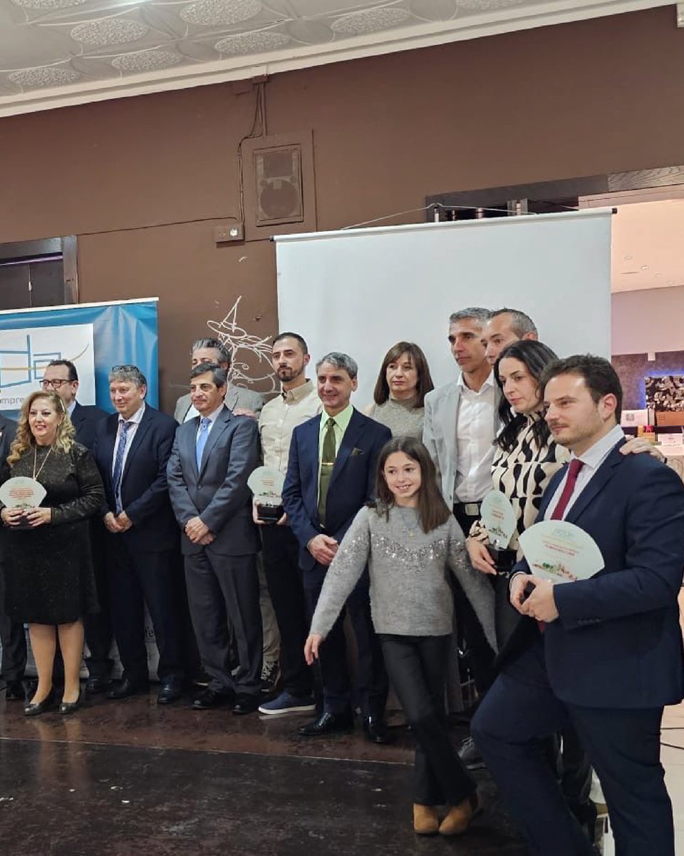 PuertasDayfor's tweet photo. 🏆 Gracias a #AEDA, al alcalde Leopoldo Sierra, autoridades y asistentes por el Premio Mujer Empresarial 2025. Un reconocimiento al esfuerzo y compromiso de todo el equipo de @PuertasDayfor. Lo recibimos con orgullo y gratitud.
Chelo, Gema, Ana e Inma Martín-Serrano. https://t.co/kSOBwqY6mX