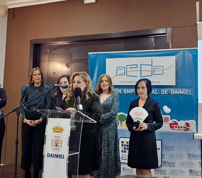 PuertasDayfor's tweet photo. 🏆 Gracias a #AEDA, al alcalde Leopoldo Sierra, autoridades y asistentes por el Premio Mujer Empresarial 2025. Un reconocimiento al esfuerzo y compromiso de todo el equipo de @PuertasDayfor. Lo recibimos con orgullo y gratitud.
Chelo, Gema, Ana e Inma Martín-Serrano. https://t.co/kSOBwqY6mX