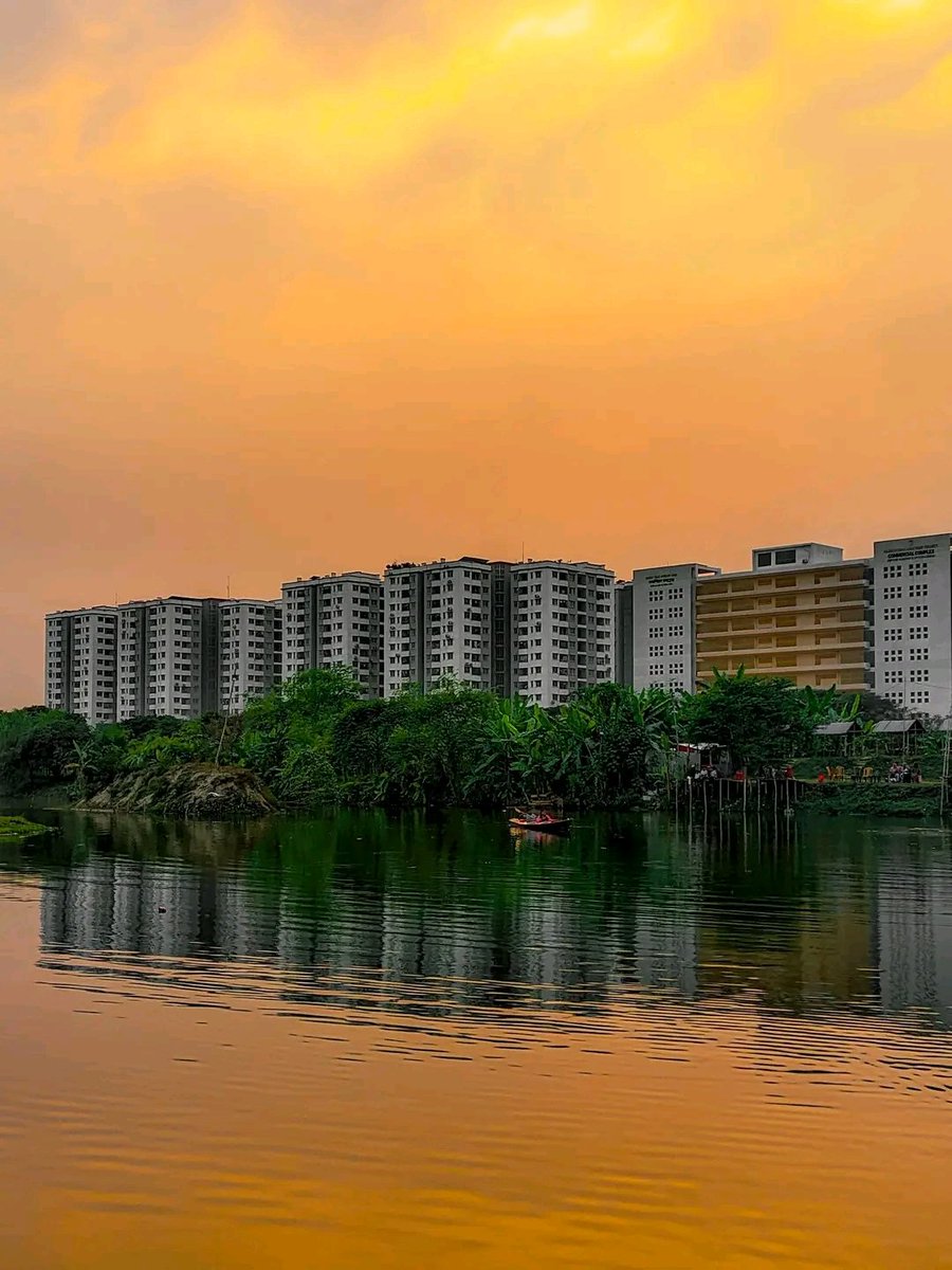 বর্ণিল সন্ধ্যা বেলা।