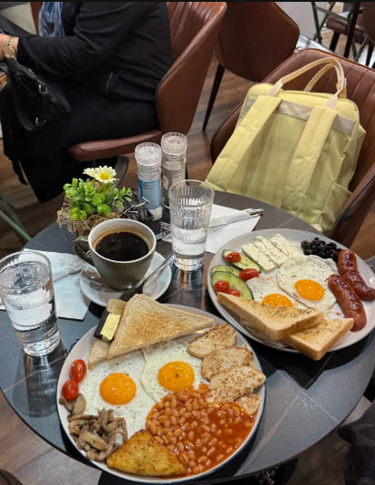 Maria52157's tweet image. Starting the day the British way: hearty, warm, and unapologetically loaded 
Mushrooms, sausages, and a strong coffee – because some mornings deserve the royal treatment