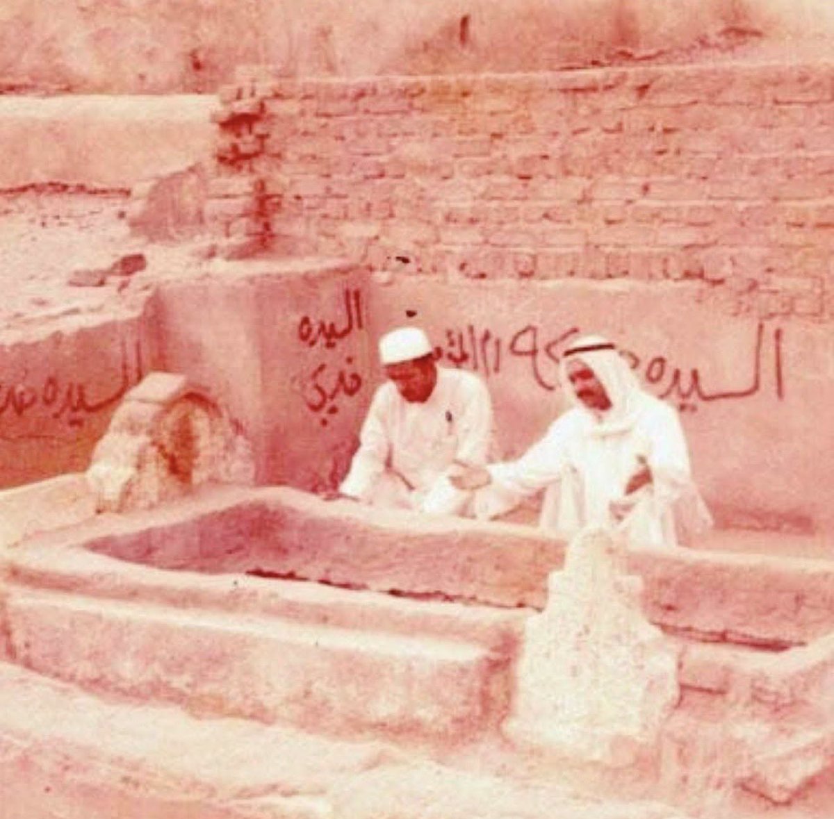 _hureyre's tweet image. resim, müminlerin annesi hz. hatice bint huveylid radıyallahu anha’nın kabrine ait, tarihi ve nadir bir fotoğraftır. mekke-i mükerreme’de, mualla kabristanı’nda çekilmiştir. Allah ona rahmet eylesin ve bizi onunla cennetin en yüce derecesinde bir araya getirsin.