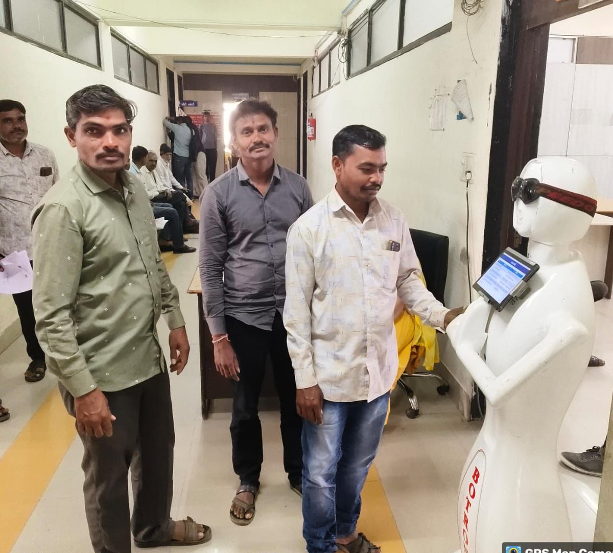 હાલ સમગ્ર ગુજરાતમાં ચાલી રહેલ મતદારયાદી ખાસ સઘન સુધારણા કાર્યક્રમ બાબતે બોટાદ જિલ્લામાં જનસેવા કેન્દ્ર ખાતે  BOTRON રોબોટ દ્વારા મતદારશ્રીઓને સદર કાર્યક્રમ બાબતે જાગૃત કરવામાં આવ્યા. #SIR2026