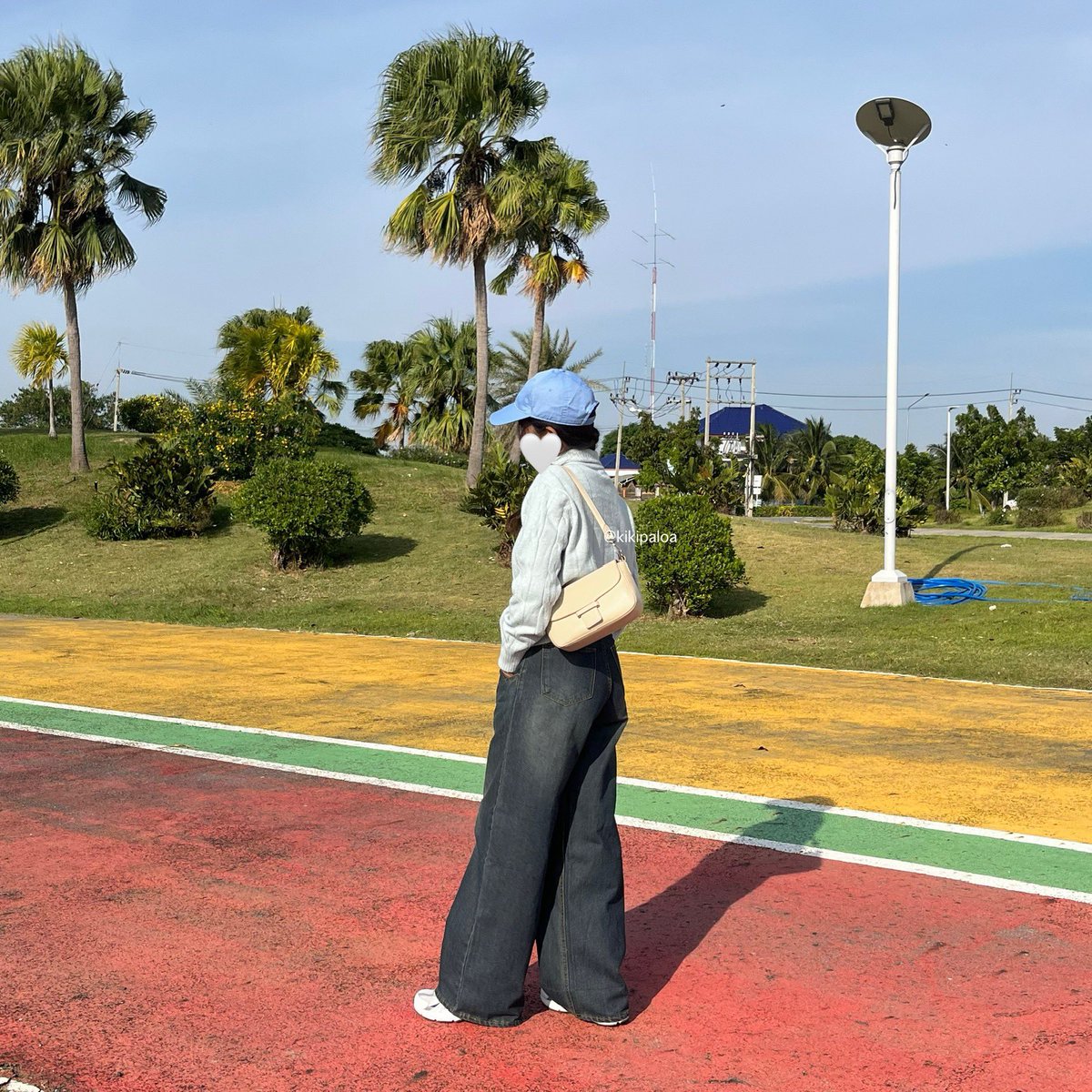 เจอแล้วยีนส์แบรนด์ไทยเปิดใหม่ที่ทำถึงมากก ส่วนตัวรู้สึกชอบใส่ยีนส์ขากระบอกอยู่แล้ว อันนี้เหมือนเป็นกระบอกกลางทรงหลวม ๆ ที่ปลายขา รู้สึกว่าผ้าไม่หนาเกินทรงมันใส่สบาย จับคู่กับเสื้อก็เข้าทุกลุคอะ เรากดมาสองสี ทรงดีเลยซักแล้วสีไม่ตกด้วย เราสูง 162+ ใส่แล้วดูสูง เชียร์ยีนส์เข้ม