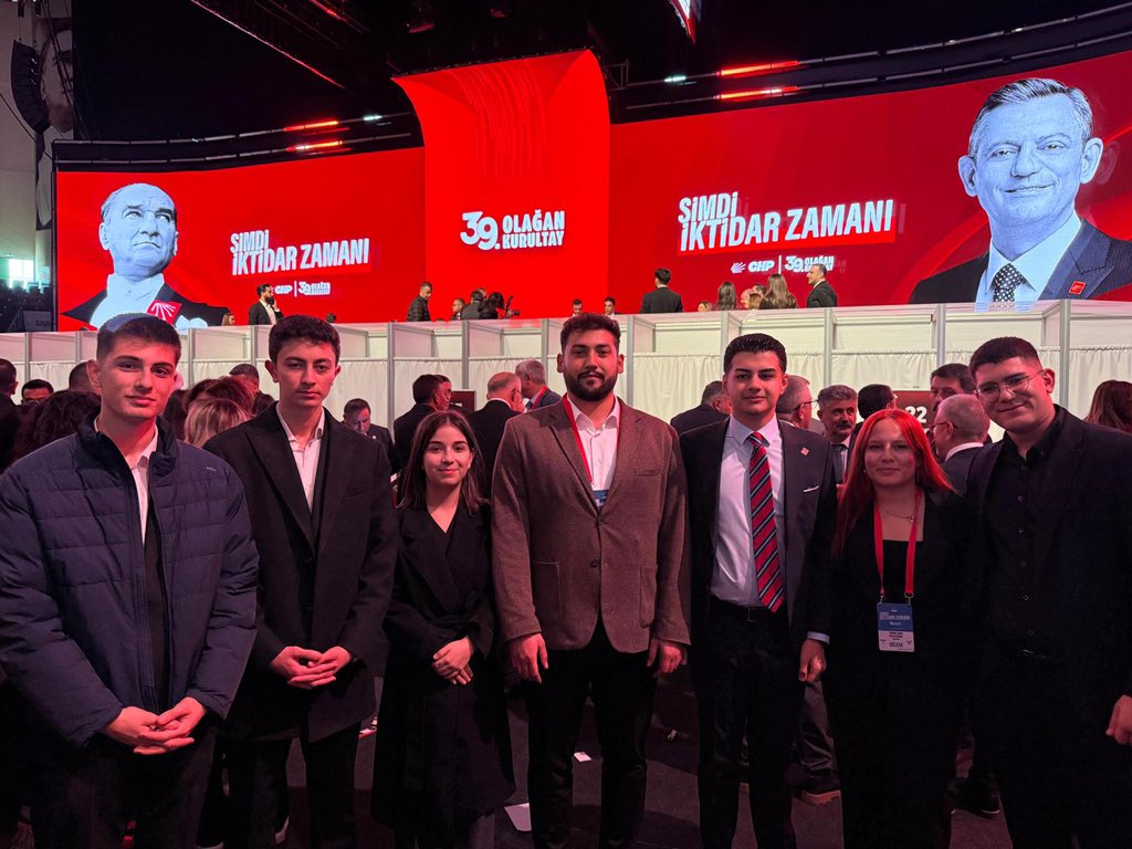 CHP 39. Olağan Kurultayı, değişimin kararlılığını ve halktan yana siyasetin gücünü bir kez daha tüm Türkiye’ye gösterdi. Kurultay salonunda yükselen enerji, umudu büyüten gençliğin ve örgütlü mücadelenin yeni dönemini müjdeliyor.

Bu büyük kongrede ortaya çıkan iradeyle birlikte,