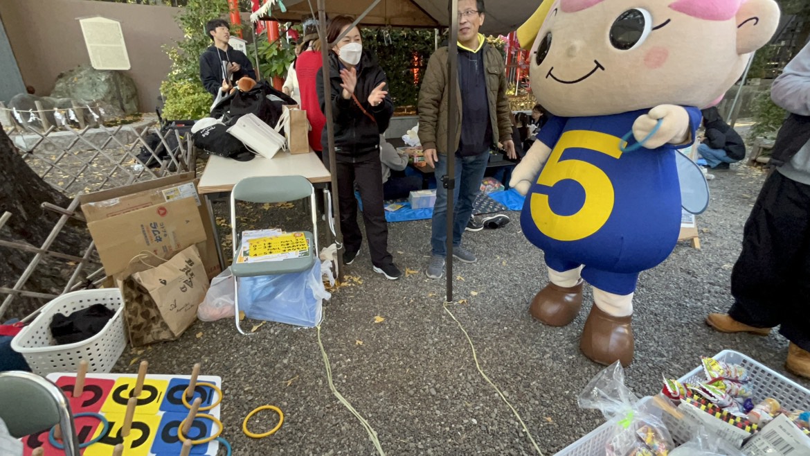 105cyo's tweet photo. 11月30日の日曜日
下神明天祖神社で行われた
「しんめい縁日」に
とごっちょ連れて行ってきました
久々の神社！そして人が多い！
とごっちょの大好物がいっぱい！
の三点セットが揃ってしまい
段々と大胆な行動に　あれもやりたい！これもやりたい！久々のワガママ、スタッフに、これまた久々に怒られ https://t.co/zp5pSQ2IE0