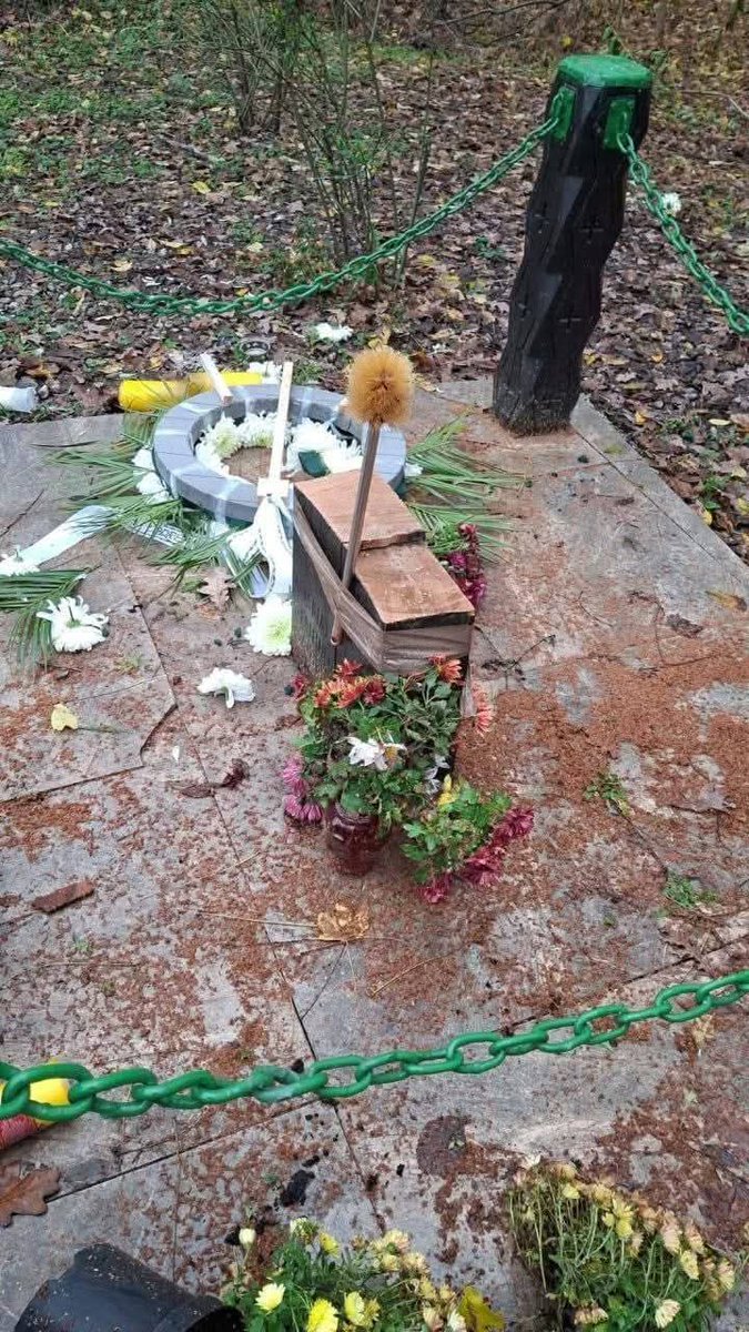 AlekosPrete's tweet image. A Tâncăbești, Romania, dove ogni anno un manipolo di nostalgici celebrava Codreanu, qualcuno ha segato la troița e piantato una spazzola da WC. E nel 2025 siamo ancora qui a discutere di luoghi di pellegrinaggio per fanatici del fascismo. #matrice