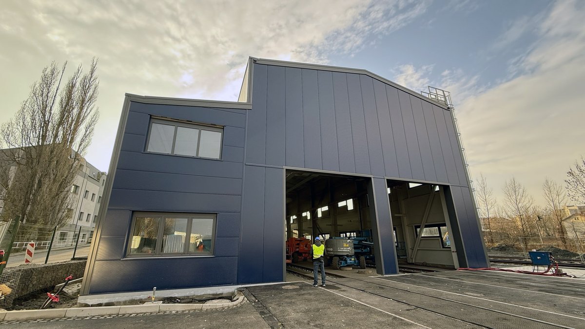 Unikátem nejen v Česku, ale i v okolních zemích. Taková bude nová hala pro měřicí vozy pevných trakčních zařízení. Správa železnic ji staví v Bohumíně. Hala bude domovem pro supermoderní měřicí dvouvozovou jednotku za půl miliardy korun. bohumin.cz/cz/zpravodajst…