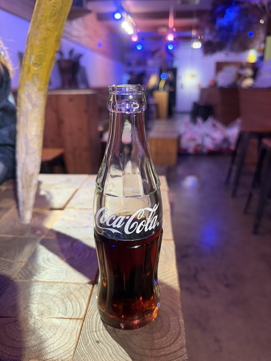 SCARSOFMOMENT_B's tweet image. お写真頂きました📷！

名古屋で出逢って主催に
呼んでくれた宮崎のレリアの皆と

最近サポート先含めライブが
全部一緒ですねwなお馴染み
佐賀のWhite TangよりVo.やんぬさん

こうして音楽を通して
離れた土地の音モダチが出来て
仲良くしてくれて…はっぴーだ☺️💜！

あと、おご馳走様でした😋の品