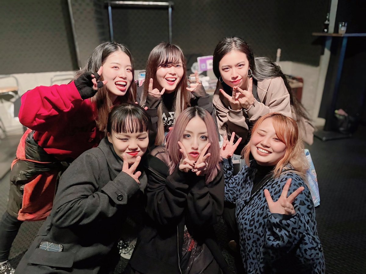 SCARSOFMOMENT_B's tweet image. お写真頂きました📷！

名古屋で出逢って主催に
呼んでくれた宮崎のレリアの皆と

最近サポート先含めライブが
全部一緒ですねwなお馴染み
佐賀のWhite TangよりVo.やんぬさん

こうして音楽を通して
離れた土地の音モダチが出来て
仲良くしてくれて…はっぴーだ☺️💜！

あと、おご馳走様でした😋の品