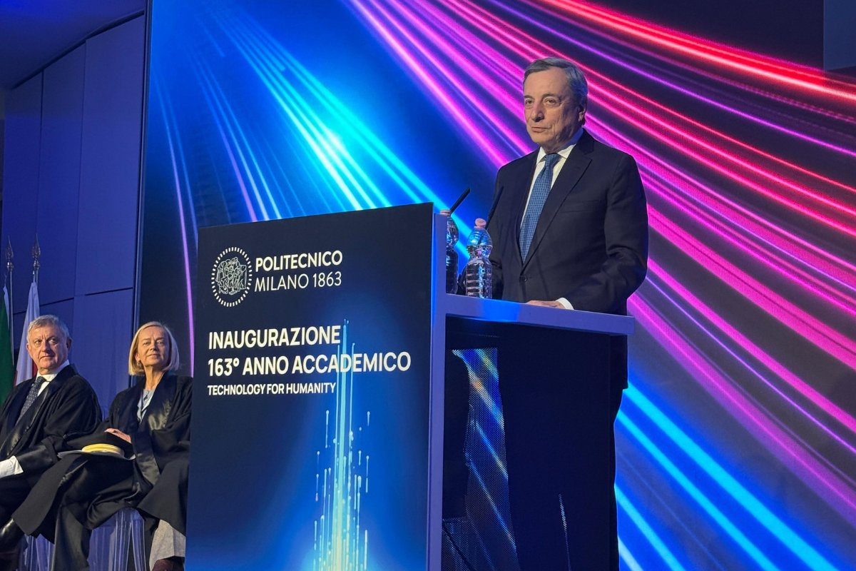 La mattinata dell’inaugurazione dell’Anno Accademico del Politecnico si chiude con il prestigioso intervento del Presidente Mario Draghi: "Il ritmo del cambiamento tecnologico sta accelerando. L’Europa deve recuperare terreno, adottare su larga scala le nuove tecnologie e