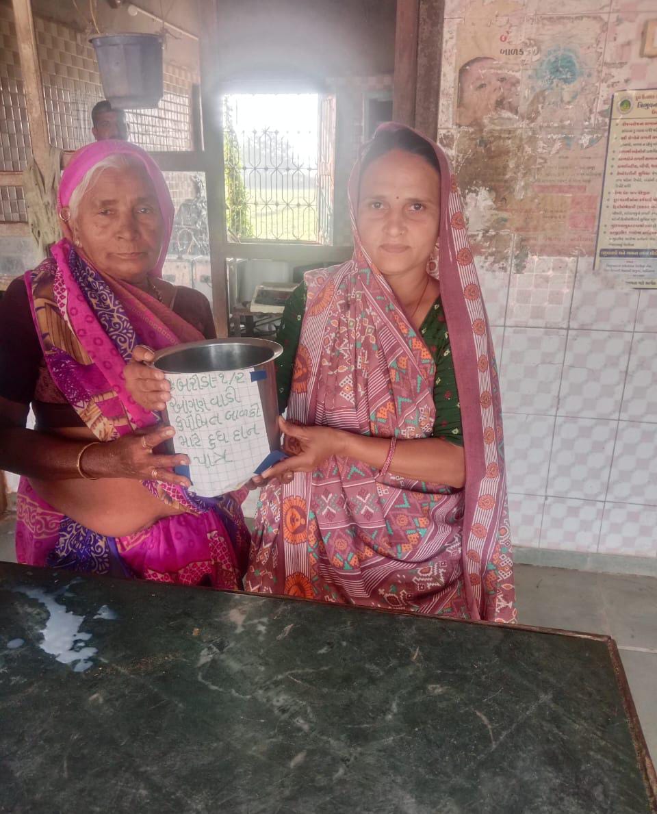 "ગામનો નિર્ધાર, સહકારથી સાકાર" અભિયાન: એક જન આંદોલન! 

ખેડા જિલ્લાના કુપોષિત બાળકોને પોષણ પૂરું પાડવાના ઉમદા હેતુથી શરૂ કરાયેલી આ પહેલ સફળતાના નવા આયામો સર કરી રહી છે.

* કુલ ૩૦૫થી વધુ દૂધ મંડળીઓને સમજ અપાઈ.
* ૨૯૩૦ લિટરથી વધુ દૂધનું દાન એકત્રિત થયું.
* દરરોજ ૩૦૦૦થી વધુ બાળકોને
