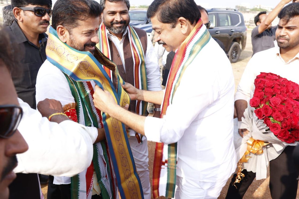 VeereshkumarINC's tweet image. ఇరోజు ప్రజా పాలన విజయోత్సవాలకు మఖ్తల్ నియోజకవర్గానికి విచ్చేసిన గౌరవ ముఖ్యమంత్రి రేవంత్ రెడ్డి గారికి స్వాగతం పలికిన నారాయణపేట నియోజకవర్గ ఇంచార్జి కుంభం శివకుమార్ రెడ్డి గారు 💥🔥

#RevanthReddy #Prajapalana 

@DrParnikaReddy  
@PraveenBaddam1 @BaddamMitra @Kishoreddyk