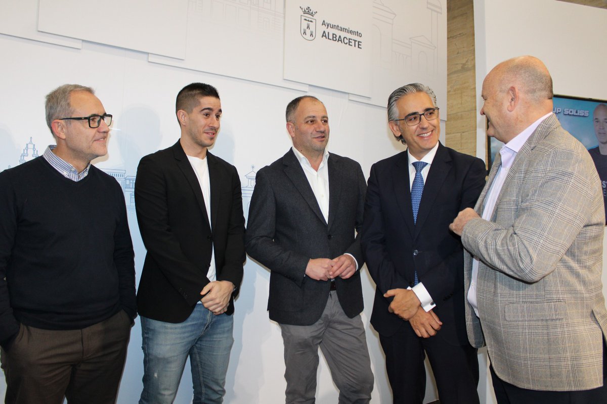 📌 El Ayuntamiento de Albacete vuelve a mostrar su compromiso con el deporte base apoyando la II edición del torneo ‘Iniesta Cup’, que se celebrará los días 6 y 7 de diciembre en los Campos de Fútbol ‘Alba Redondo’. 

El concejal de Deportes, Francisco Villaescusa, ha presentado