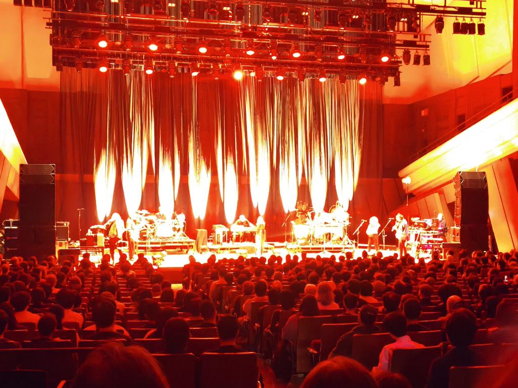 kankankan2010's tweet image. ベスギボンズのライブ終了！Portisheadの曲は感情が麻痺するくらいの浮遊感、ソロ曲はベスの熱い生を感じた。世界で1番好きなvocalをこんなに良い音響で観れた今夜は最高の夜。そして苗場のベスと東京のベスは別の生き物みたいだった。