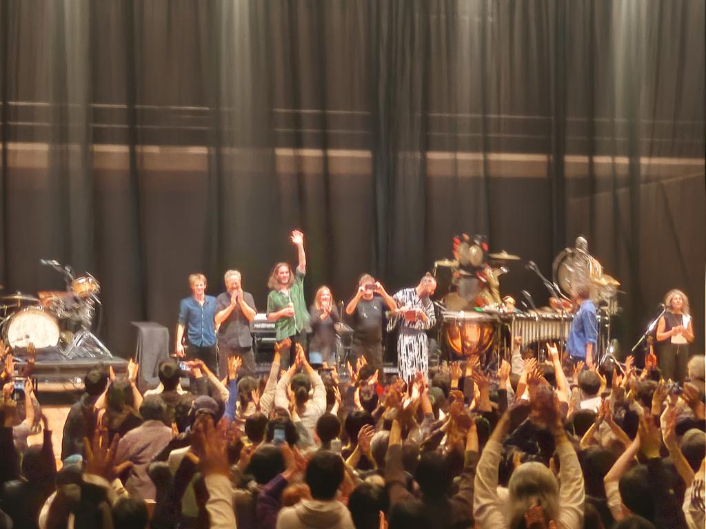 kankankan2010's tweet image. ベスギボンズのライブ終了！Portisheadの曲は感情が麻痺するくらいの浮遊感、ソロ曲はベスの熱い生を感じた。世界で1番好きなvocalをこんなに良い音響で観れた今夜は最高の夜。そして苗場のベスと東京のベスは別の生き物みたいだった。