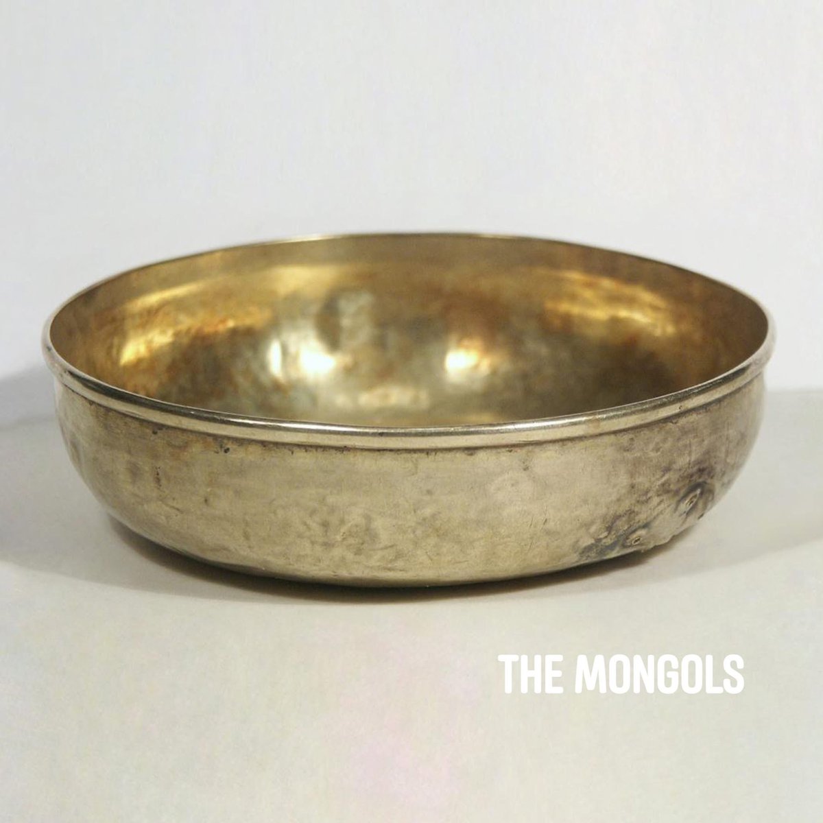 Алтан таваг
Газар: Алтан Орда улс
Он: 14-р зуун
Гарал үүсэл: Орос, Кубан бүс
Материал: алт
Хэмжээ: өндөр: 3,5 см; диаметр: 12 см
Музейн дугаар: КУБ-434
Олж авсан дэлгэрэнгүй мэдээлэл: 1892 онд Эрмитажид орсон; Эзэнт гүрний Археологийн комиссоос шилжүүлсэн