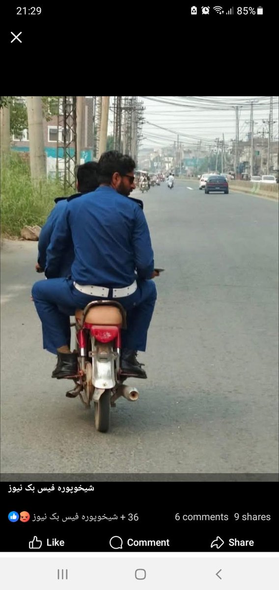 RizwanMehmood81's tweet photo. @OfficialDPRPP یہاں تو نمبر پلیٹ بھی نہیں ہے۔عوام کو ہیلمٹ پہ پکڑ لیتے ہو۔تم لوگوں کو پڑے گی اللہ کی مار ان شاء اللہ https://t.co/s6FUEu8zbJ