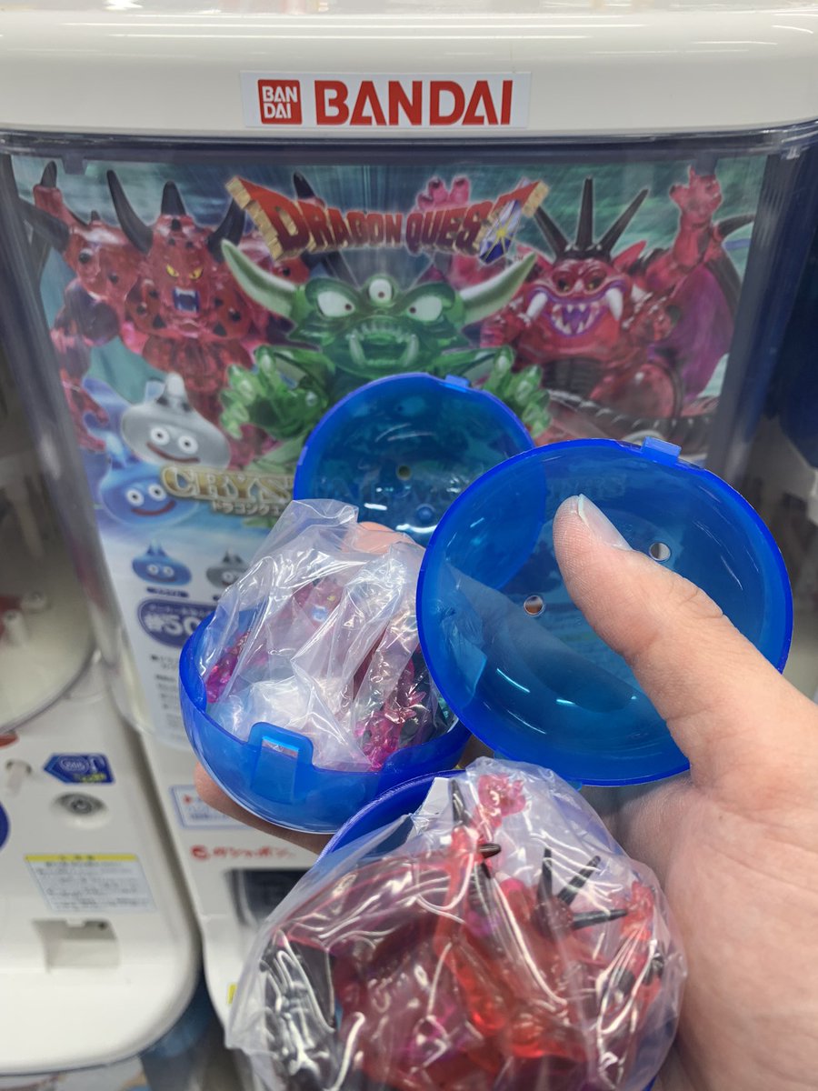 Bacon_eggs__'s tweet photo. 仕事で吉祥寺にいたので、上司の目を盗んでヨドバシのガシャポンコーナーで2回チャレンジしたら、

まさかのミルドラース！！！✨

自引きミルドラースは別格だ🤤

#ドラゴンクエスト 
#クリスタルモンスターズ https://t.co/6FFuUgna8Q