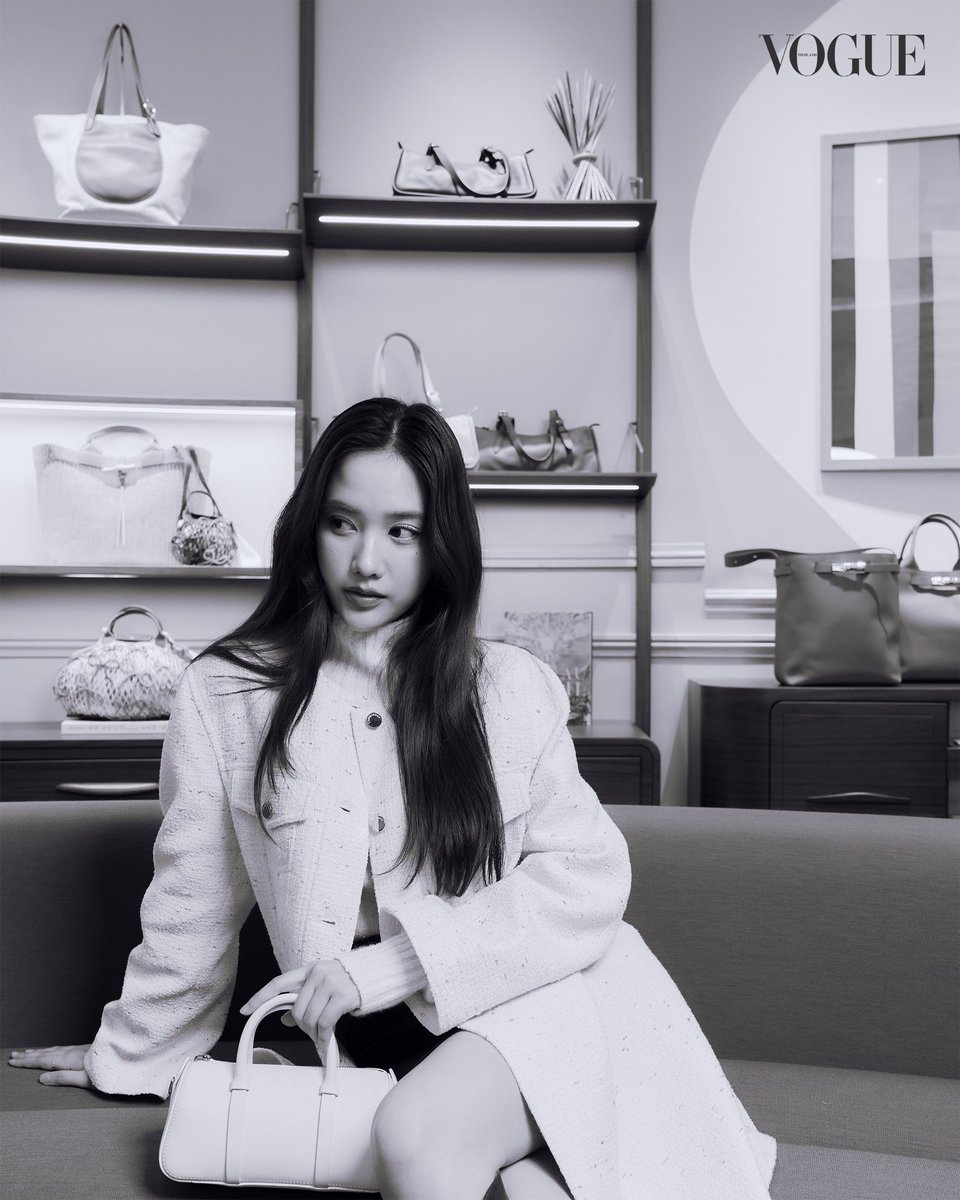 VogueThailand's tweet image. #VogueReports โว้กพาพรีวิวคอลเล็กชั่นฤดูใบไม้ผลิ/ฤดูร้อน 2026 จากแบรนด์ Longchamp @Longchamp ก่อนใคร ณ Central Embassy ถ่ายทอดผ่านตัวตนของเซเลบริตี้สายแฟชั่น 5 คน ทั้ง  ‘ฟรีน–สโรชา’ @srchafreen , ‘ใบปอ–ธิติยา’ @bbaiporuaryy, ‘พราว–อรณิชา’, ‘เบล–เขมิศรา’ และ ‘ซาร่า เล็กจ์’…