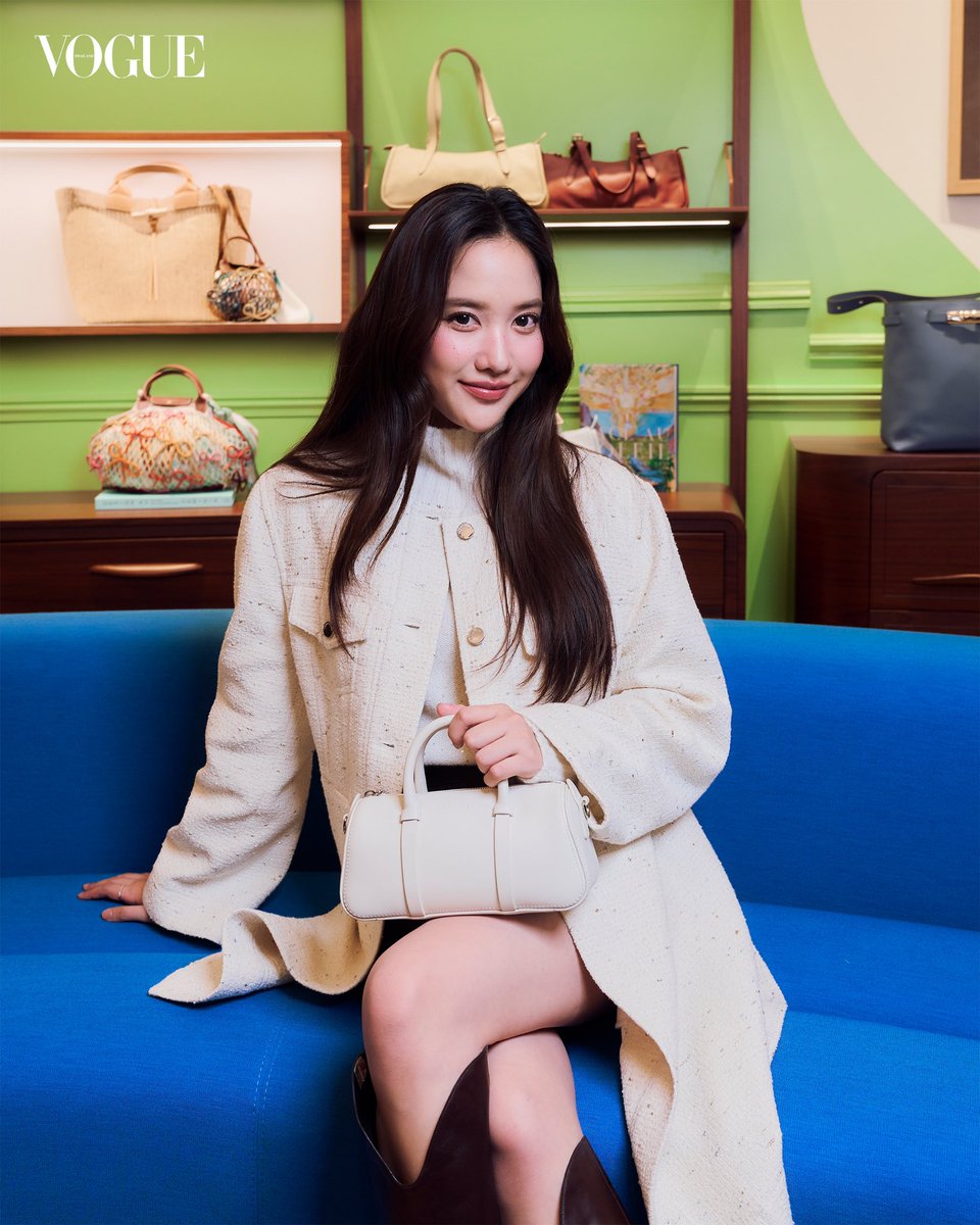 VogueThailand's tweet image. #VogueReports โว้กพาพรีวิวคอลเล็กชั่นฤดูใบไม้ผลิ/ฤดูร้อน 2026 จากแบรนด์ Longchamp @Longchamp ก่อนใคร ณ Central Embassy ถ่ายทอดผ่านตัวตนของเซเลบริตี้สายแฟชั่น 5 คน ทั้ง  ‘ฟรีน–สโรชา’ @srchafreen , ‘ใบปอ–ธิติยา’ @bbaiporuaryy, ‘พราว–อรณิชา’, ‘เบล–เขมิศรา’ และ ‘ซาร่า เล็กจ์’…