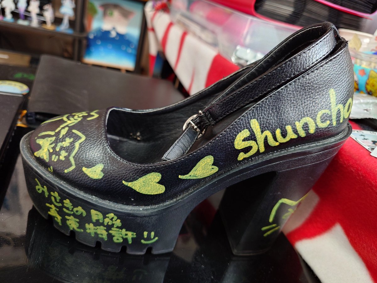 DiningLemon's tweet image. オフ会じゃんけんで勝ち取ったみさきさんの靴が届きました👠

大切にします😎