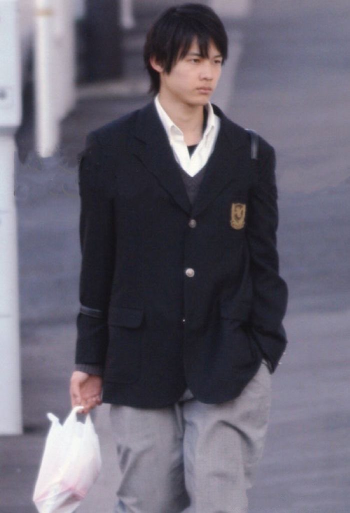 教室の端っこで本を読んでたり全校集会で成績優秀者として表彰されたり…高校生時代エピはどれも真面目優等生そのものなのに、見た目は王道ジャニーズヘア、細眉、程よく着崩された制服でほんのりチャラさがあるの恋すぎる……