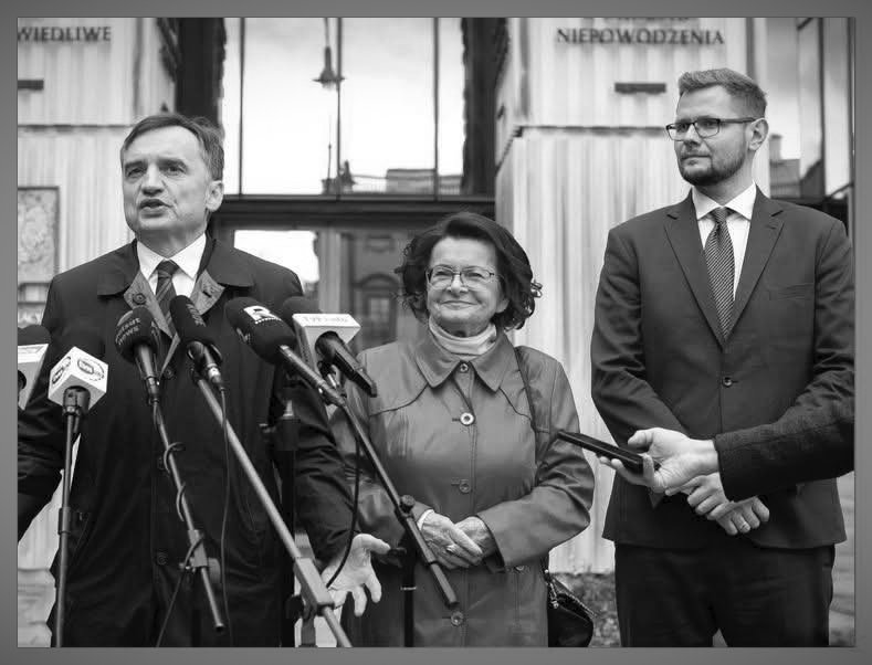 Hahah, naczelny cwaniak na Węgrzech, druga świętoyebna się miota niczym szatan, a trzeci podpisywał papiery, ale się nie cieszył. Cała Suwerenna Polska, to jest taki polityczny żart, że się po prostu w głowie nie mieści, że ktoś w ogóle głosuje na tych ludzi.