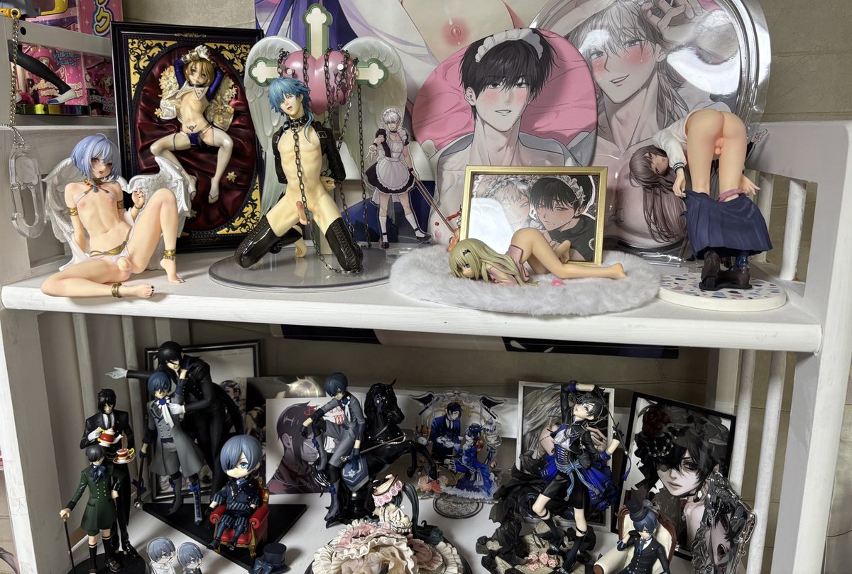 kuromi_jy's tweet image. 저도 비엘 트친소 하고 싶어요
근데 굿즈가 없음,,,
레진 시그 오묜 올려볼게요•••

저눈,,, 물밤이랑 백라이트랑,, 유원불변이랑 킬스 꽃놀이패 새뷰 좋아해요
보는 작품은 많은데
좋아하는 작품은 여러번 정주행해서,,,
신작을 못 봄 

내 유일한 게이굿즈들•••