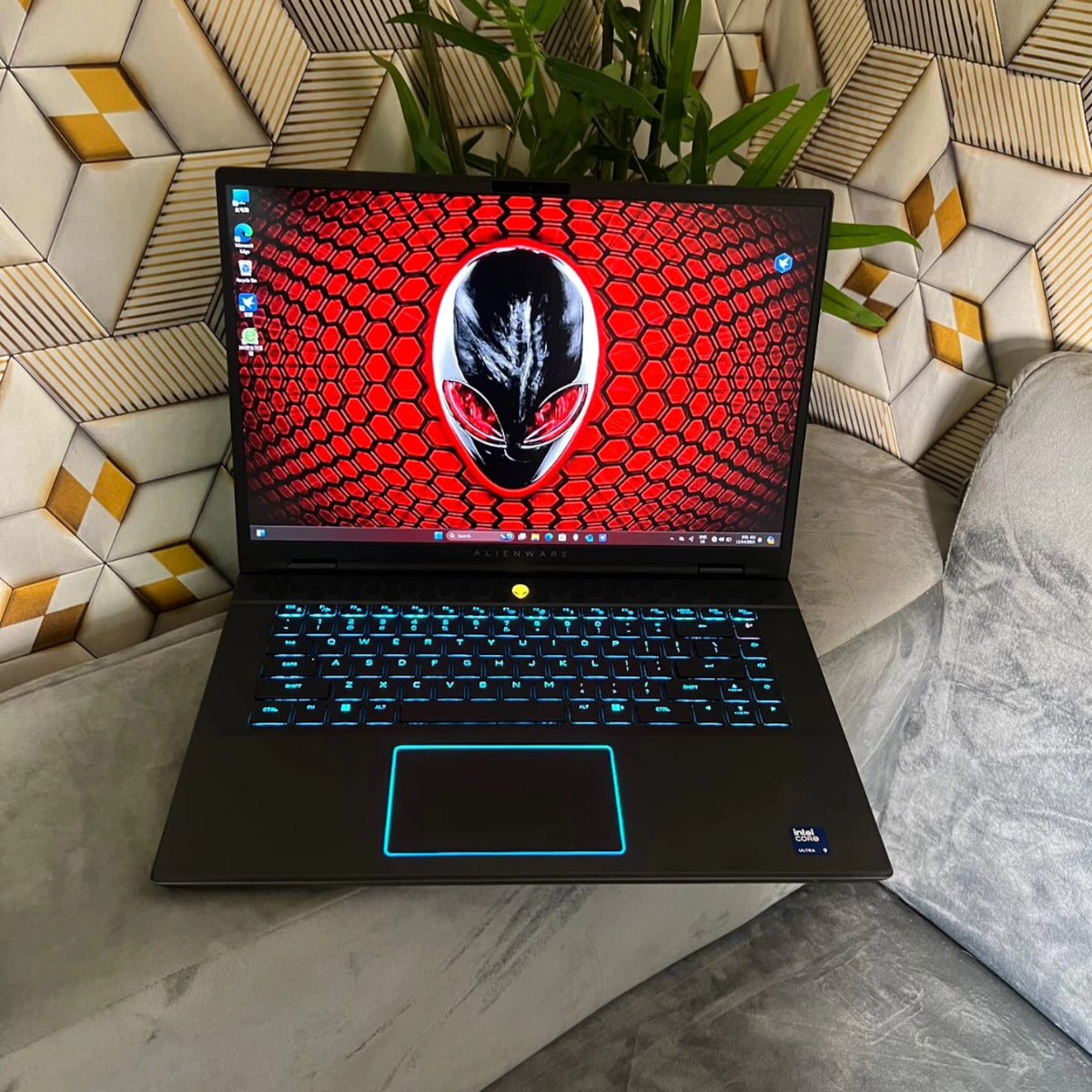Alienware m16 R2 | Intel Ultra 9 (22CPUs @2.5GHz) | 32GB RAM - 1TB SSD ...