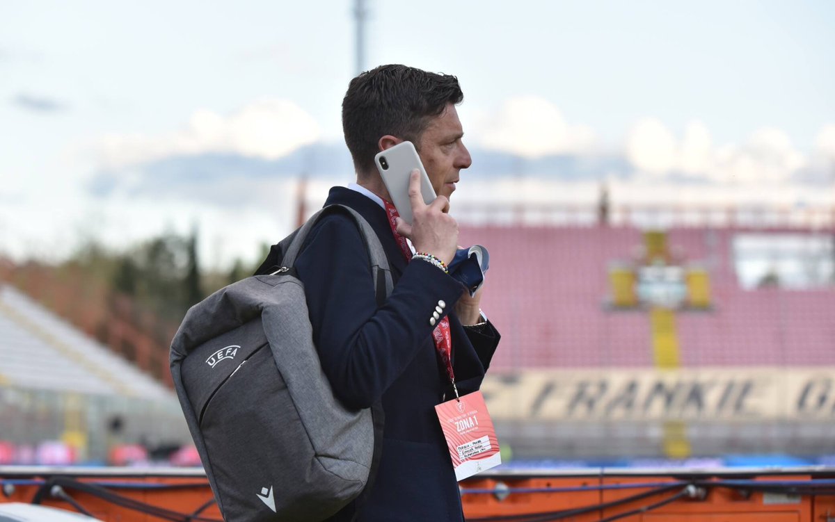 "Senti Aleandro bel tentativo, l'hai fatta troppo grossa e ci han sgamato. Non ti preoccupare, Collu non lo mando più a fare il Milan. Ora faccio finta di punirti, ti mando in B ma poi in Supercoppa di nuovo in prima linea che Beppe vuole un trofeo per Chivu. Hail Beppe!"