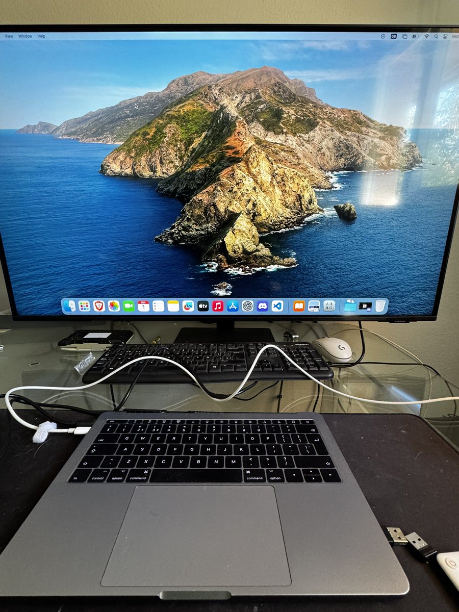 SharinSub's tweet photo. Ya pude arreglar un MacBook Pro (del 2017) que compré roto por 50€, ahora me queda esperar a que me llegue el repuesto de la pantalla https://t.co/1IlSgzpUQv