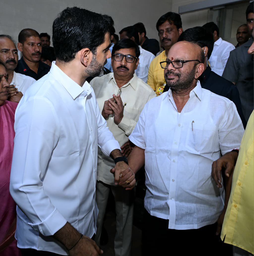 ఈరోజు రాష్ట్ర మంత్రివర్యులు శ్రీ <a href="/naralokesh/">Lokesh Nara</a> గారిని మంగళగిరిలోని తెలుగుదేశం పార్టీ కేంద్ర కార్యాలయంలో మర్యాదపూర్వకంగా కలవడం జరిగింది. పిఠాపురం తెలుగుదేశం పార్టీ చేస్తున్న కార్యక్రమాల గురించి ఆయనకు వివరించాను.