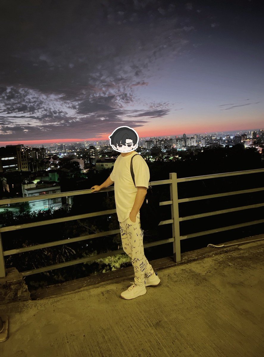 夜晚的聖誕樹晚餐

看看夜景

牽牽小手

狼人的夜晚

進入2025倒數的月份了
又快過完淫蕩的一年

明年繼續往前行

一路玩到掛
🤣🤣🤣

#台中市眺高