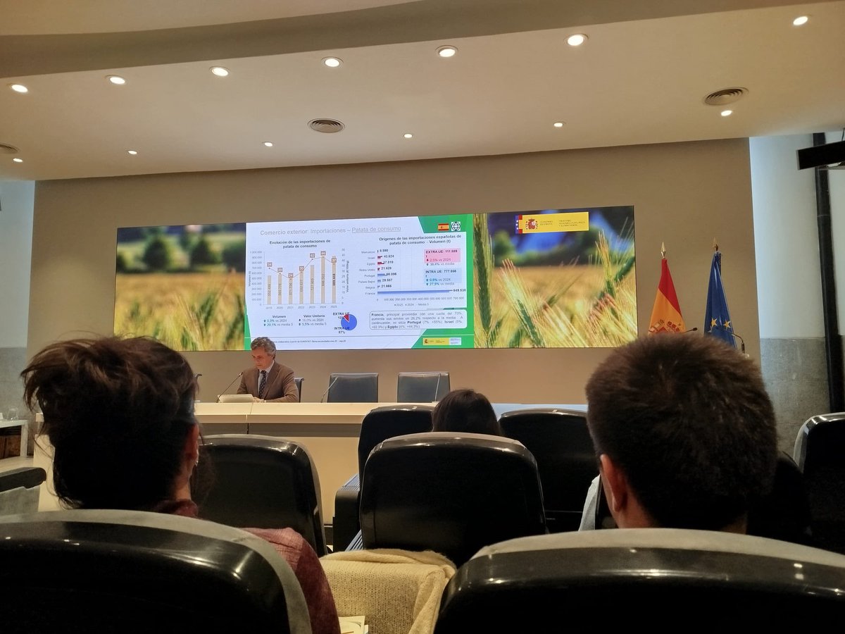 urcacyl's tweet photo. Hoy estamos en @gobmapa en la jornada de #RedPAC analizando el "Presente y Futuro del Sector de la #Patata". Muy interesante. #RuralVitalSostenible 🥔🥔 https://t.co/xFMisAG6fo