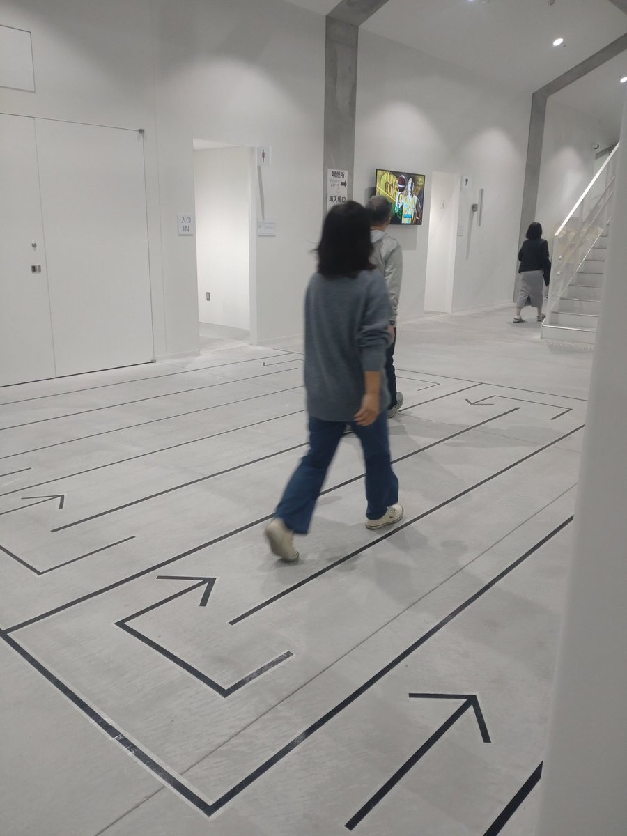 EIGHTORATORA's tweet photo. トイレは入り口と手口が別の通り抜けタイプ
会場入って右手に進んだとこの自販機横のとこが数が多かった
JR駅から徒歩数分、行き着くまでにキッチンカー出るんじゃないかしら
海が近いので風が強いと4月でも肌寒いかも？逆に晴れて風が無ければ暑いので、並んでる間は日傘あると嬉しいかな https://t.co/Zi8cHgS38j