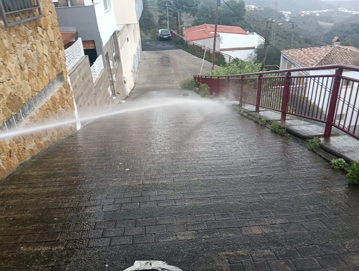 💧🚛 En #LaMilagrosa el servicio de <a href="/LimpiezaLPGC/">Servicio Municipal de Limpieza</a> ha realizado un baldeo específico en varias calles, actuando sobre manchas y restos ocasionados por obras en las aceras.

Compromiso diario con el cuidado de nuestros espacios públicos. 🌍🧹✨

#distritotamaraceite